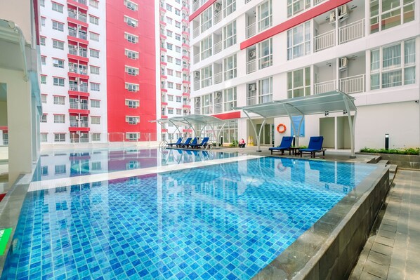 Outdoor pool - Restful And Cozy Studio At Taman Melati Margonda Apartment (Depok)