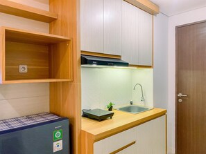Private kitchen - Cozy And Enjoy Living Studio Transpark Juanda Bekasi Timur Apartment (Bekasi)