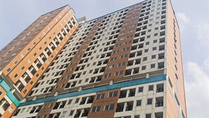 A high-rise residential building with multiple floors, featuring a consistent architectural style with balconies and windows. - Good And Homey Studio Apartment Urban Heights Residences (South Tangerang)