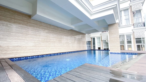 Una piscina al aire libre