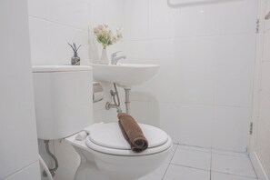 Standard Studio | Bathroom | Shower, free toiletries, towels