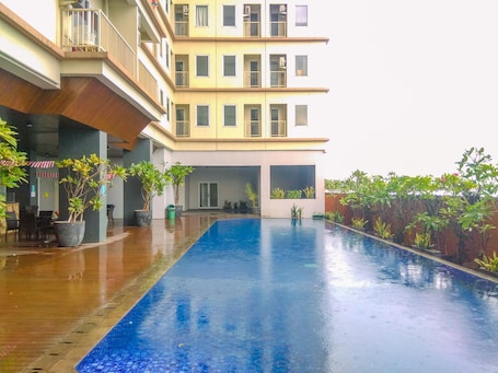 Una piscina al aire libre