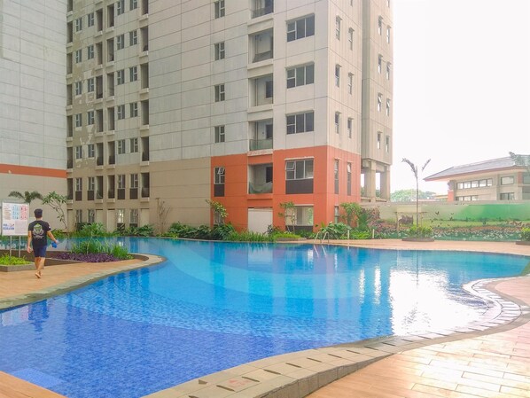 Una piscina al aire libre