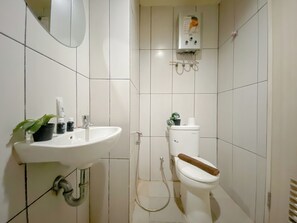 Standard Studio | Bathroom - Modern Style Studio Apartment Grand Kamala Lagoon (Bekasi)