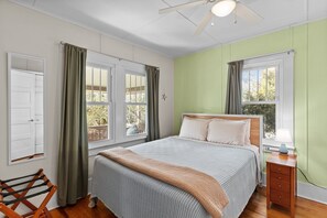 2 bedrooms, desk, iron/ironing board, WiFi