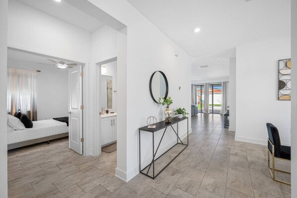 6 عدّة غرف نوم ومكتب ومكواة/لوح كي وسرير سفر