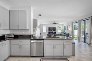 ثلاجة، ميكروويف، فرن، موقد طهي مسطح