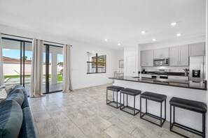 ثلاجة، ميكروويف، فرن، موقد طهي مسطح