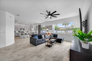 Fernseher, Kamin, Tischtennisplatte