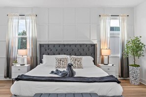 6 soverom, skrivebord, strykejern/-brett og reiseseng for barn