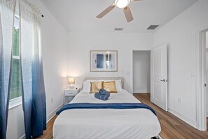 6 Schlafzimmer, Schreibtisch, Bügeleisen/Bügelbrett, Reisekinderbett