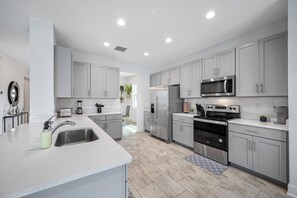 Kjøleskap, mikrobølgeovn, ovn og kokeplater