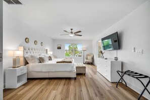 10 soverom, skrivebord, strykejern/-brett og reiseseng for barn