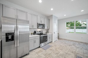 Kjøleskap, mikrobølgeovn, ovn og kokeplater