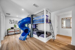 10 habitaciones, escritorio y tabla de planchar con plancha 