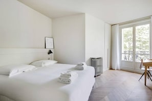 3 chambres, fer et planche à repasser, Wi-Fi, draps fournis