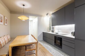 Kühlschrank, Mikrowelle, Ofen, Kochgeschirr/Geschirr/Besteck