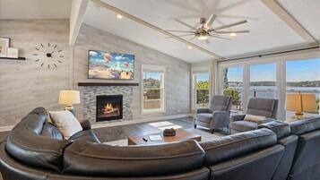 智能電視、壁爐、電子遊戲、足球機