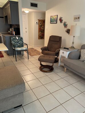 Living area - Charming condo and gorgeous sunsets  on Venice Beach!  Seasonal Rental! (Venice)