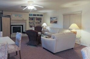 Living area - Charming condo and gorgeous sunsets  on Venice Beach!  Seasonal Rental! (Venice)