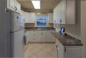 Microwave, oven, stovetop, dishwasher - Charming condo and gorgeous sunsets  on Venice Beach!  Seasonal Rental! (Venice)
