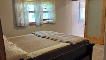 2 bedrooms, desk, bed sheets