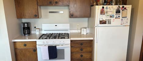 Een koelkast, een magnetron, een oven, een kookplaat
