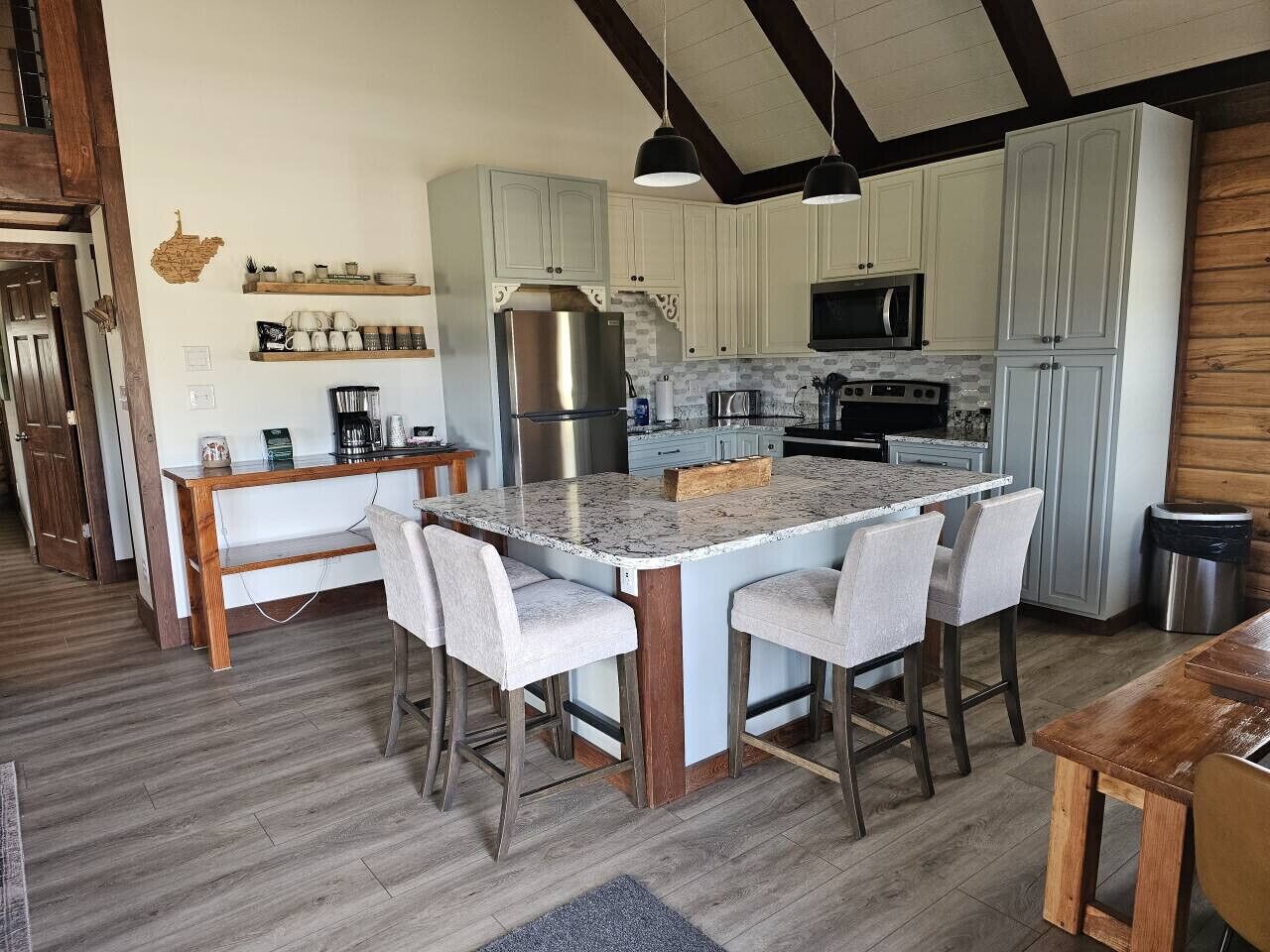 Réfrigérateur, micro-ondes, four, plaque de cuisson