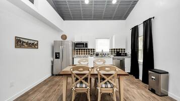 Refrigerador, microondas, parrilla de estufa y lavavajillas