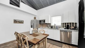 Frigorífico, microondas, placa de cocina y lavavajillas