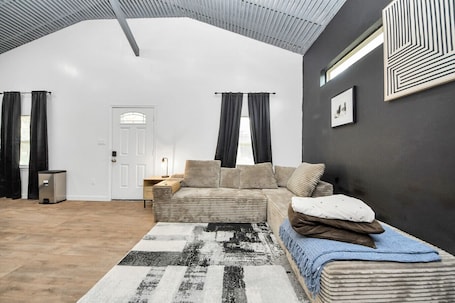 TV. Cosytastic 2 Room Zen Den