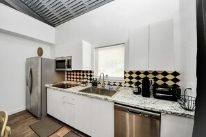 Réfrigérateur, micro-ondes, plaque de cuisson, lave-vaisselle