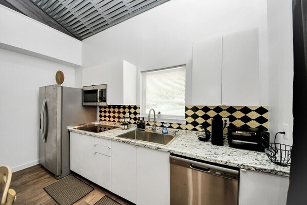 Frigorifero, microonde, piano cottura, lavastoviglie