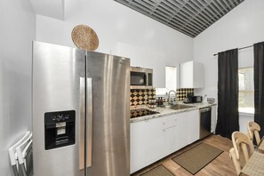 Fridge, microwave, stovetop, dishwasher