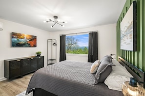 Room - Newly Renovated Cabin/Gorgeous Mountain Views/Private and Perfect for Relaxing (Sevierville)