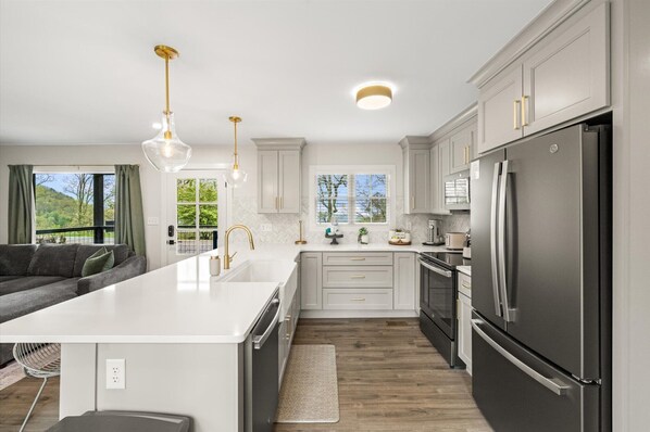 Private kitchen - Newly Renovated Cabin/Gorgeous Mountain Views/Private and Perfect for Relaxing (Sevierville)