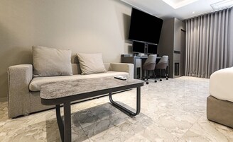 Suite | Individually decorated, individually furnished, free WiFi, bed sheets