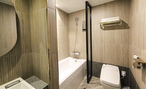 Chambre Supérieure avec lits jumeaux | Salle de bain | Articles de toilette gratuits, sÚche-cheveux, peignoirs