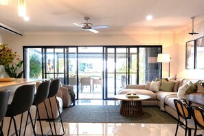 Televisie, boeken, een stereo en een kantoor