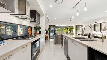 Jääkaappi, mikroaaltouuni, uuni, liesi