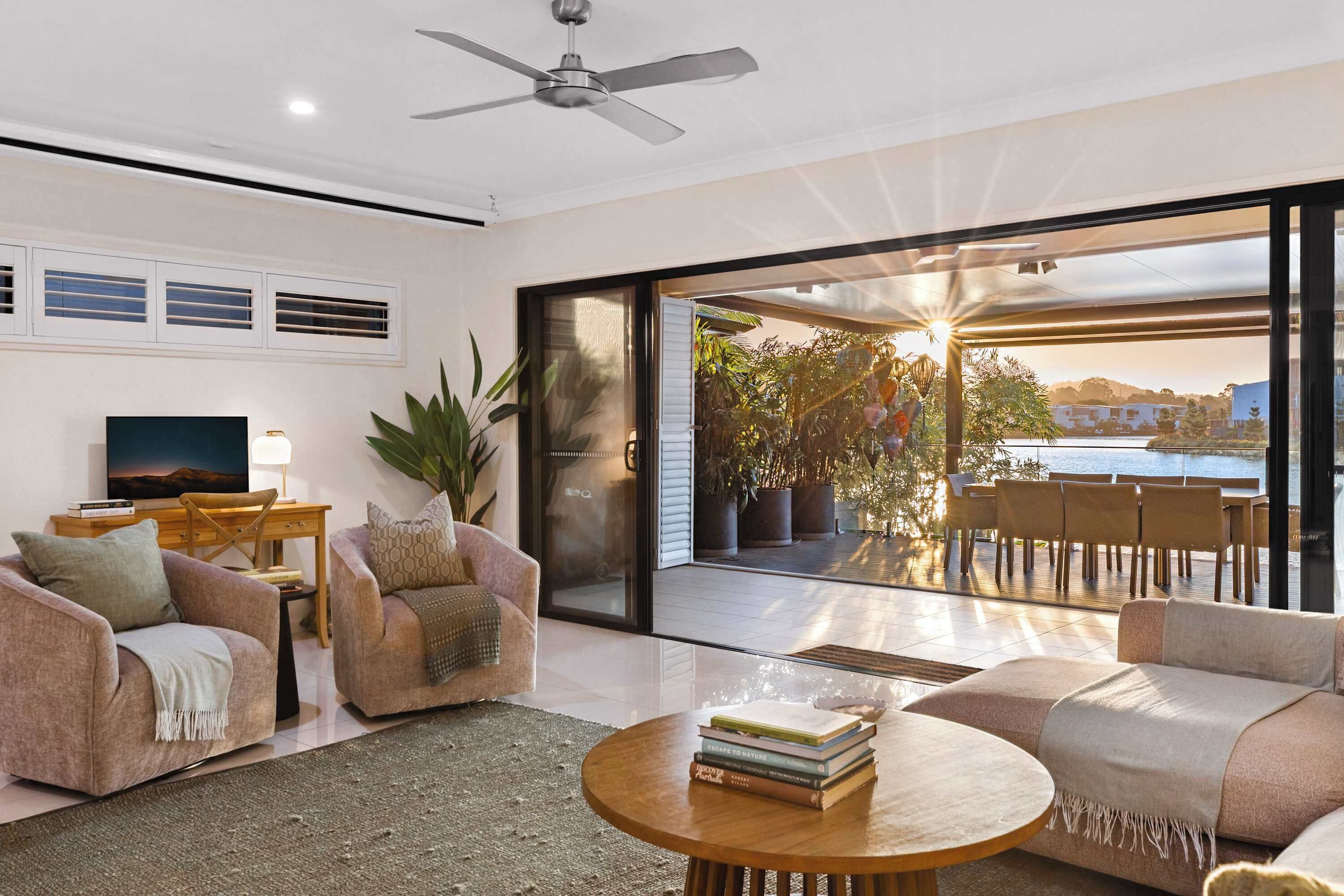 Televisio, kirjoja, stereot, työhuone