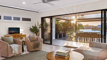 Televisio, kirjoja, stereot, työhuone