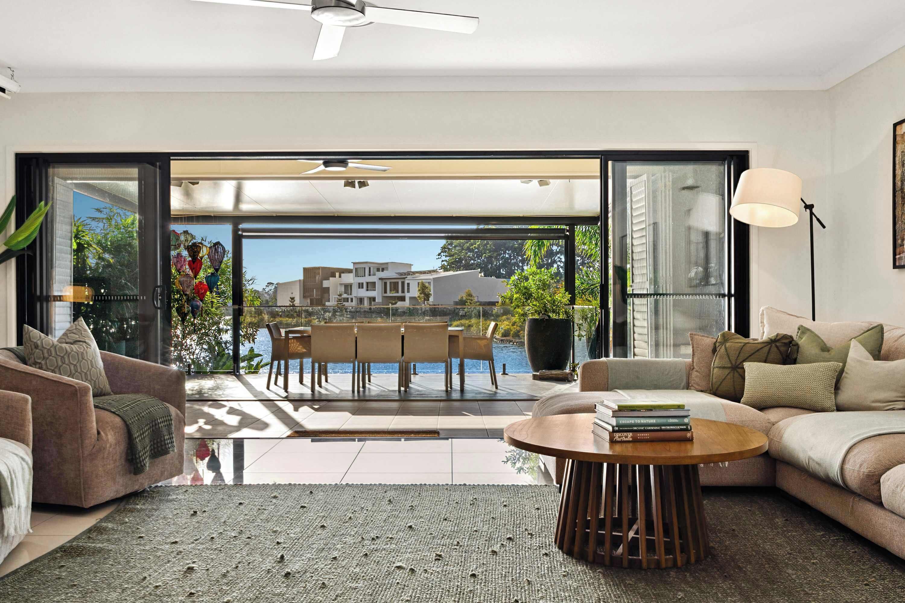 Een televisie, boeken, een stereo en een kantoor