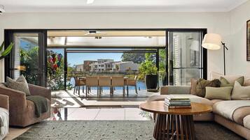 Een televisie, boeken, een stereo en een kantoor