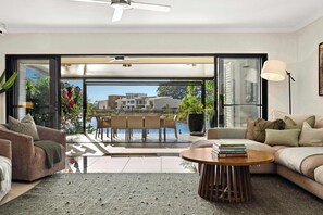 Televisio, kirjoja, stereot, työhuone