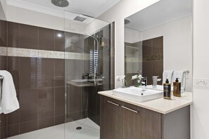 Douche, sèche-cheveux, serviettes fournies, shampoing