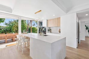 Réfrigérateur, four à micro-ondes, un four, surface de cuisson
