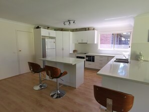 Micro-ondes, four, plaque de cuisson, lave-vaisselle