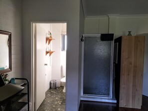 Shower, hair dryer, towels, soap - Mountain View Beach House Near Batemans Bay (Catalina)