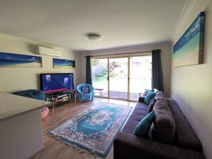 Smart TV, fireplace